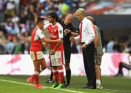 LONDON, ENGLAND - MAY 27: Alexis Sanchez of Arsenal comes off for Mohamed Elneny of Arsenal during The Emirates FA Cup Final between Arsenal and Chelsea at Wembley Stadium on May 27, 2017 in London, England. (Photo by Laurence Griffiths/Getty Images)