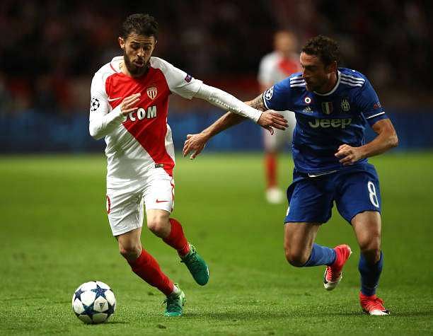 MONACO - MAY 03:  Bernardo Silva of AS Monaco and  Claudio Marchisio of Juventus in action during the UEFA Champions League Semi Final first leg match between AS Monaco v Juventus at Stade Louis II on May 3, 2017 in Monaco, Monaco.  (Photo by Julian Finney/Getty Images)
