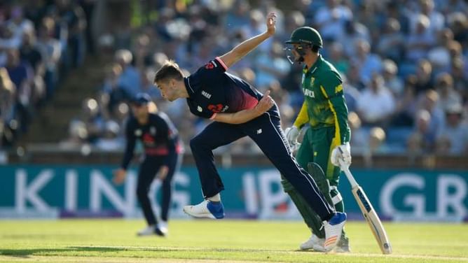 Woakes forced off with side strain in England's Champions Trophy opener