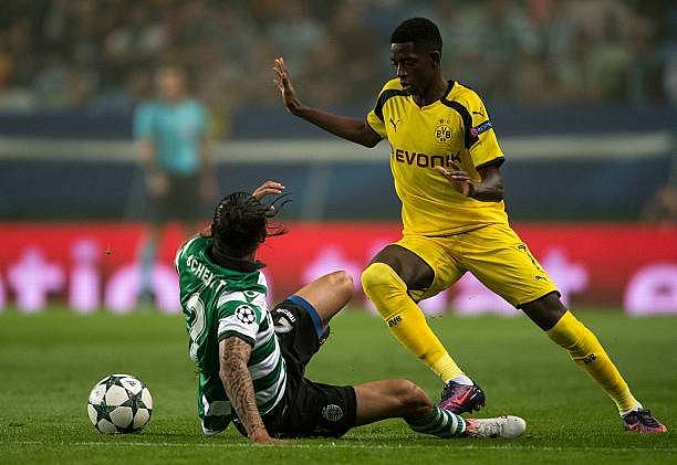 LISBON, PORTUGAL - OCTOBER 18: Ezequiel Schelotto of SC Sporting competes for the ball with Ousmane Dembl of Borussia Dortmund during the UEFA Champions League match between SC Sporting and Borussia Dortmund at Estadio Jose Alvalade on October 18, 2016 in Lisbon, Lisboa. (Photo by Octavio Passos/Getty Images)