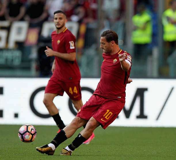 ROME, ITALY - MAY 28:  Francesco Totti of AS Roma in action during the Serie A match between AS Roma and Genoa CFC at Stadio Olimpico on May 28, 2017 in Rome, Italy.  (Photo by Paolo Bruno/Getty Images)