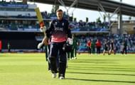 LONDON, ENGLAND - JUNE 01: Joe Root of England salutes the crowd as he leaves the field after hitting the winning runs to win the ICC Champions Trophy group match between England and Bangladesh at The Kia Oval on June 1, 2017 in London, England. (Photo by Gareth Copley/Getty Images)