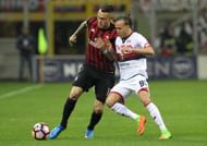 MILAN, ITALY - MARCH 18: Lucas Ocampos of AC Milan competes for the ball with Diego Laxalt of Genoa CFC during the Serie A match between AC Milan and Genoa CFC at Stadio Giuseppe Meazza on March 18, 2017 in Milan, Italy. (Photo by Marco Luzzani/Getty Images)