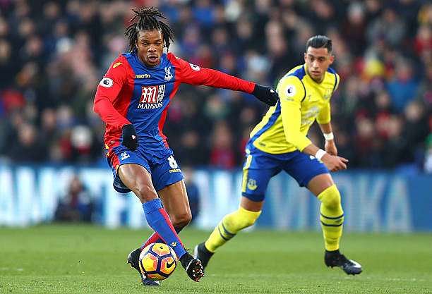 LONDON, ENGLAND - JANUARY 21:  Ramiro Funes Mori of Everton watches Loic Remy of Crystal Palace during the Premier League match between Crystal Palace and Everton at Selhurst Park on January 21, 2017 in London, England.  (Photo by Clive Rose/Getty Images)