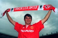 Roy Keane signs Manchester United