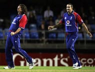 AUCKLAND, NEW ZEALAND - FEBRUARY 05: Ryan Sidebottom of England celebrates dismissing Ross Taylor of New Zealand as team-mate Kevin Pietersen heads to congratulate him during the Twenty20 International match between the New Zealand Black Caps and England held at Eden Park February 5, 2008 in Auckland, New Zealand. (Photo by Phil Walter/Getty Images)