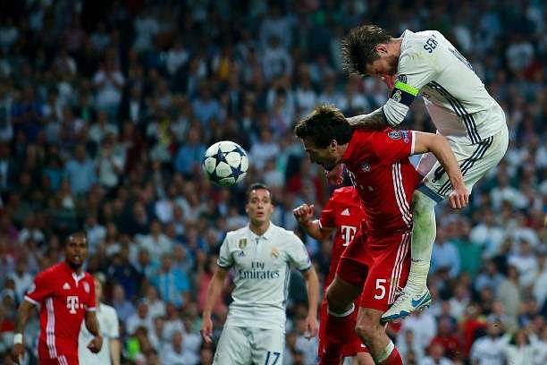 MADRID, SPAIN - APRIL 18: Sergio Ramos of Real Madrid CF wins the header before Mats Hummels of Bayern Muenchen during the UEFA Champions League Quarter Final second leg match between Real Madrid CF and FC Bayern Muenchen at Estadio Santiago Bernabeu on April 18, 2017 in Madrid, Spain.  (Photo by Gonzalo Arroyo Moreno/Getty Images)