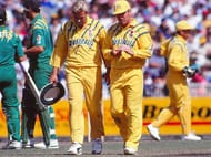 AUSTRALIA - JANUARY 21: (L-R) Shane Warne and Allan Border of Australia plan tactics during a One Day International match between Australia and South Africa on January 21, 1994 in Australia. (Photo by Getty Images)
