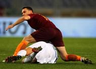 ROME, ITALY - DECEMBER 22: Thomas Vermaelen of AS Roma competes with Roberto Inglese of AC ChievoVerona during the Serie A match between AS Roma and AC ChievoVerona at Stadio Olimpico on December 22, 2016 in Rome, Italy. (Photo by Paolo Bruno/Getty Images)
