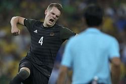 Germany's Ginter leaves Dortmund for Gladbach