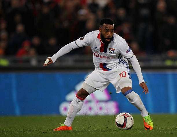 ROME, ITALY - MARCH 16:  Alexandre Lacazette of Olympique Lyonnais in action during the UEFA Europa League Round of 16 second leg match between AS Roma and Olympique Lyonnais at Stadio Olimpico on March 16, 2017 in Rome, Italy.  (Photo by Paolo Bruno/Getty Images )