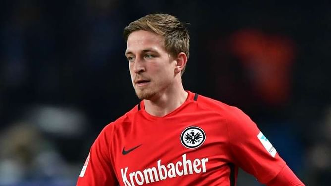 Schalke sign Oczipka from Eintracht Frankfurt