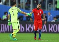 SAINT PETERSBURG, RUSSIA - JULY 02: Claudio Bravo of Chile and Arturo Vidal of Chile shake hands after the FIFA Confederations Cup Russia 2017 Final between Chile and Germany at Saint Petersburg Stadium on July 2, 2017 in Saint Petersburg, Russia. (Photo by Buda Mendes/Getty Images)