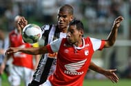 BELO HORIZONTE, BRAZIL - FEBRUARY 26: Leo Silva and Wilder Medina during the match between Atletico MG v Santa Fe for the Copa Briedgestone Libertadores 2014 at Independencia stadium on February 26, 2014 in Belo Horizonte, Brazil. (Photo by Pedro Vilela/Getty Images)
