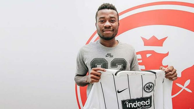 Nelson Mandela signs professional Eintracht Frankfurt contract