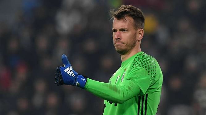 Valencia snap up Juventus goalkeeper Neto