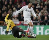MADRID, SPAIN - FEBRUARY 21: Ronaldo of Madrid is tackled by Kolo Toure of Arsenal during the UEFA Champions League Round of 16, First Leg match between Real Madrid and Arsenal at the Santiago Bernabeu Stadium on February 21, 2006 in Madrid, Spain. (Photo by Richard Heathcote/Getty Images)