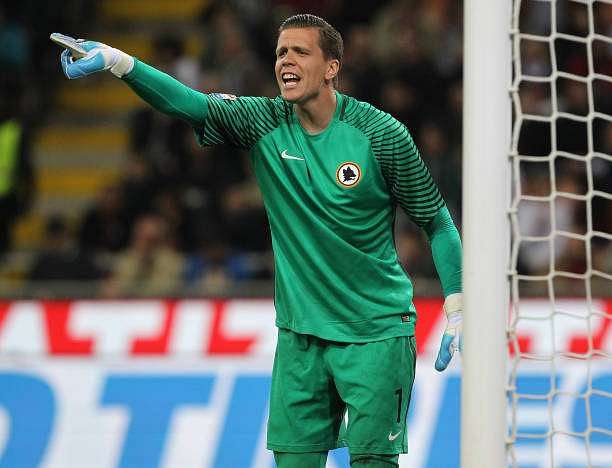 MILAN, ITALY - MAY 07:  Wojciech Szczesny of AS Roma directs his defense during the Serie A match between AC Milan and AS Roma at Stadio Giuseppe Meazza on May 7, 2017 in Milan, Italy.  (Photo by Marco Luzzani/Getty Images)