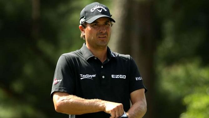 Kevin Kisner surges clear as McIlroy struggles at Quail Hollow