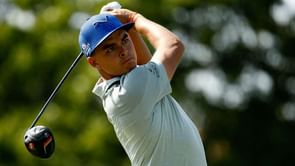 Fowler not feeling pressure after birdie barrage