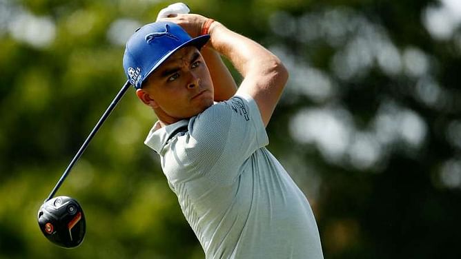 Fowler not feeling pressure after birdie barrage