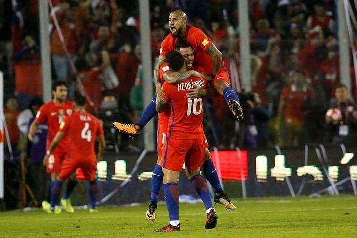 Chile Beat Ecuador 2 1 To Keep World Cup Hopes Alive