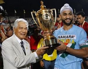 Sandeep Singh with last years Sultan Azlan Shah cup and Sultan himself