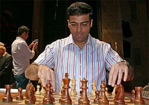 Playing with both hands might help! Anand will face an aggressive Topalov in the last game. 